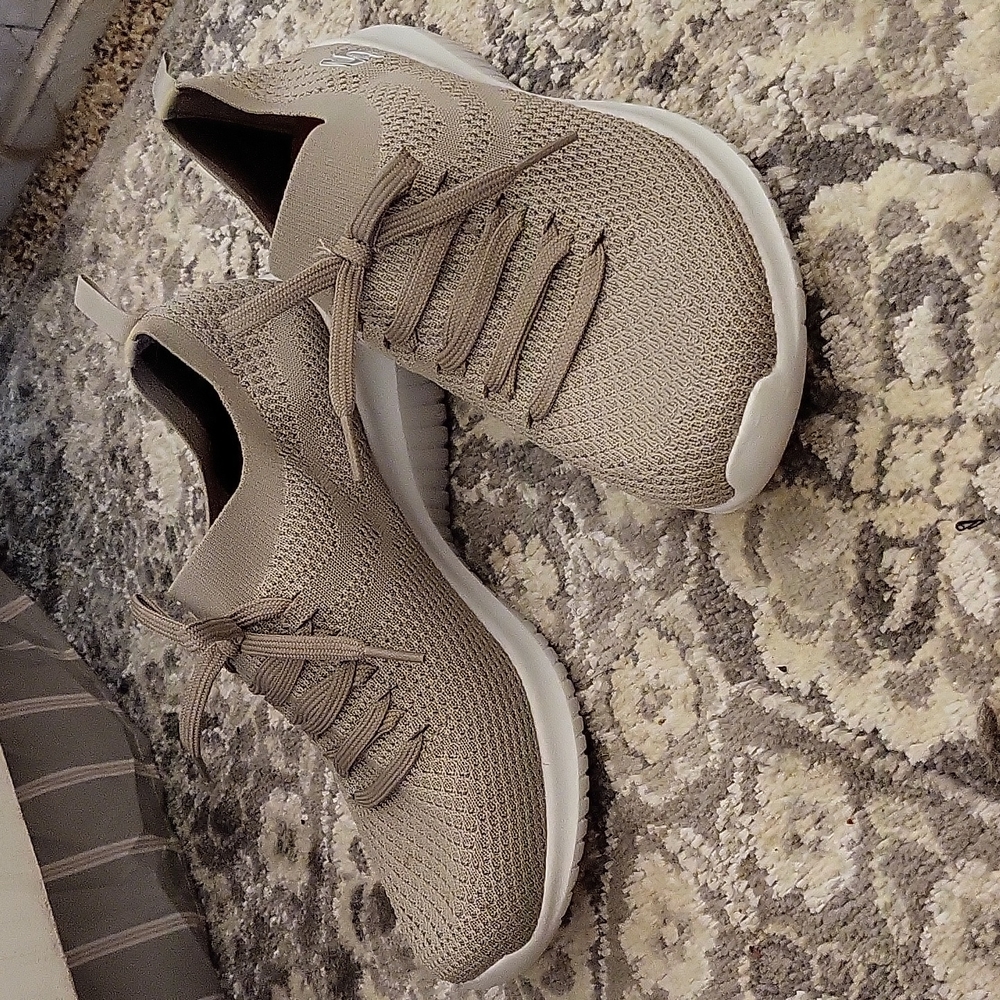 Sketchers memory foam sneakers size 8